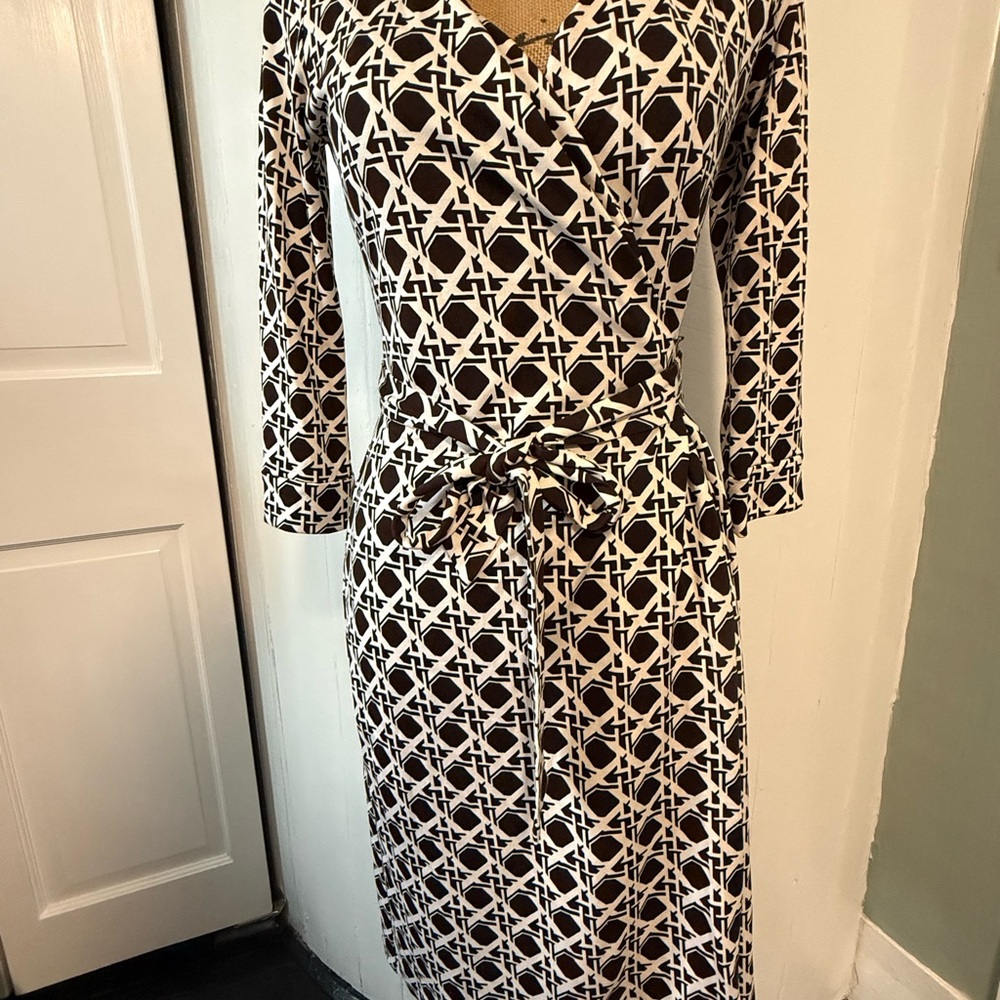 Diane Von Furstenberg Geometric Black and White wrap Dress size 4 3/4 sleeve